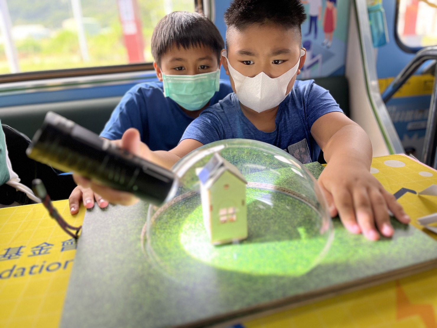 ng28南宫相信品牌力量參與基礎科學主題車廂，以STEAM教學精神，設計「逐日科學家」、「太陽能工程師」以及「淨零建築師」三大能源科普課程和實驗